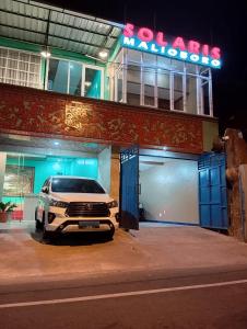 una camioneta estacionada frente a un garaje por la noche en Hotel Solaris Malioboro, en Jetis
