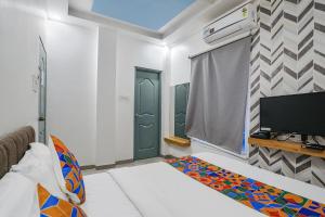 Ένα ή περισσότερα κρεβάτια σε δωμάτιο στο FabExpress Pramila Prakash