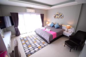 Postel nebo postele na pokoji v ubytování พาราไดซ์รีสอร์ต สังขละบุรี Paradise Resort at Sangkhlaburi