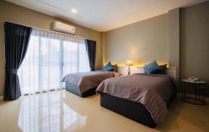 Postel nebo postele na pokoji v ubytování พาราไดซ์รีสอร์ต สังขละบุรี Paradise Resort at Sangkhlaburi