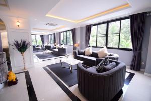 Posezení v ubytování พาราไดซ์รีสอร์ต สังขละบุรี Paradise Resort at Sangkhlaburi