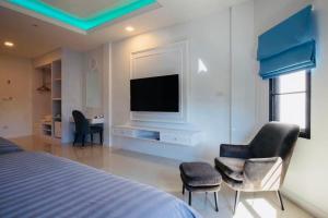 TV a/nebo společenská místnost v ubytování พาราไดซ์รีสอร์ต สังขละบุรี Paradise Resort at Sangkhlaburi