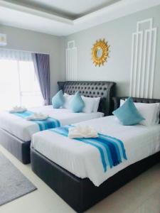 Postel nebo postele na pokoji v ubytování พาราไดซ์รีสอร์ต สังขละบุรี Paradise Resort at Sangkhlaburi