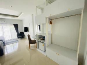 Postel nebo postele na pokoji v ubytování พาราไดซ์รีสอร์ต สังขละบุรี Paradise Resort at Sangkhlaburi