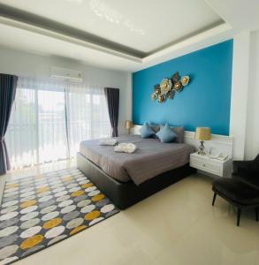 Postel nebo postele na pokoji v ubytování พาราไดซ์รีสอร์ต สังขละบุรี Paradise Resort at Sangkhlaburi