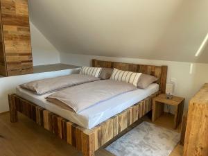 Postel nebo postele na pokoji v ubytování Arnfels Residences am Tor zur Südsteirischen Weinstraße + 37 fotografií