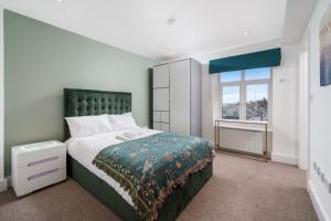 a bedroom with a large bed and a window at Stunning 3BD Flat Free Parking close to Greenwich in London