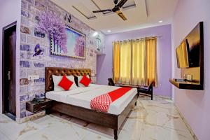 una camera con un grande letto di OYO Flagship Hotel Sangam Palace a Bamrauli