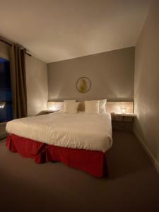Postel nebo postele na pokoji v ubytování Logis Hôtel Médiéval, Montélimar Nord