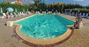 The swimming pool at or close to Villa indipendente le coccinelle beach mare piscina a 250 mt dal mare con servizio di piscina a 400 mt 12 k da Cefalu