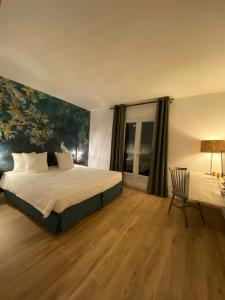 Postel nebo postele na pokoji v ubytování Logis Hôtel Médiéval, Montélimar Nord