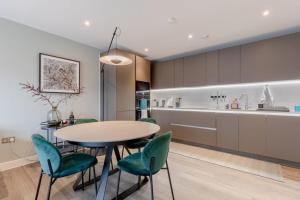 Кухня або міні-кухня у Elegant & Serene 2BD Flat wRoof Terrace Hoxton!