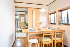 uma sala de jantar com mesa e cadeiras em Takii Motomachi Irodori House em Osaka