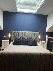 ein Schlafzimmer mit einem großen Bett mit zwei Kissen darauf in der Unterkunft terfyn hall holiday apartment 3 stargazer in Prestatyn