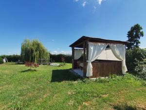 Villareggia的住宿－B&B LA DEA LUMACA，田野上带天篷的凉亭
