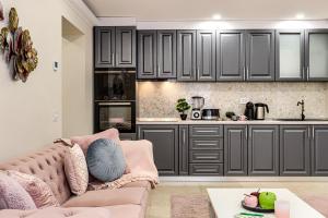 A kitchen or kitchenette at Sika DeLuxe Apartment