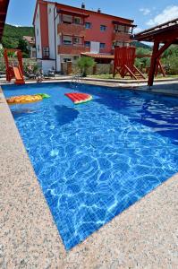 una piscina in un resort con acqua blu di Apartmani Kičuda a Banjol