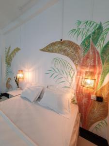- une chambre avec un lit orné d'une peinture murale dans l'établissement GypSea Madiha, à Madihe East