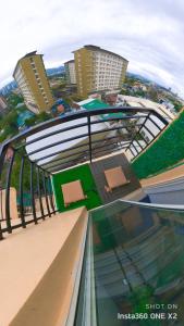 vistas a un edificio con mesas y sillas en Elevate at 902 - Cityscape Tower Condominium - with Netflix, Near SM, Ayala, IT Park, en Mandaue