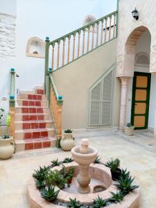 een binnenplaats met een fontein voor een gebouw bij Dar Baaziz 3 in Sousse