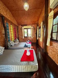Postel nebo postele na pokoji v ubytování พาราไดซ์รีสอร์ต สังขละบุรี Paradise Resort at Sangkhlaburi