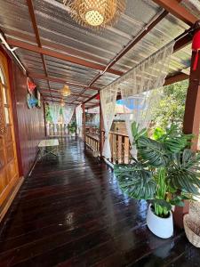 Balkón nebo terasa v ubytování พาราไดซ์รีสอร์ต สังขละบุรี Paradise Resort at Sangkhlaburi