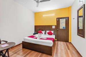 Postel nebo postele na pokoji v ubytování Season 4 Residences -Thiruvanmiyur Near Tidel park Apollo Proton cancer center and IIT Madras Research Park