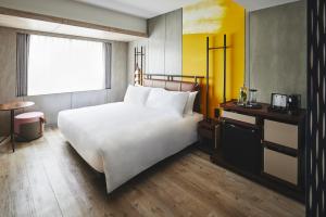 大阪市にあるvoco大阪セントラルのベッドルーム(大きな白いベッド1台、窓付)