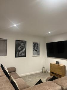 A television and/or entertainment centre at Terfyn Hall holiday Apartment 2