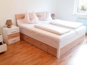 2 łóżka z białą pościelą i poduszkami w sypialni w obiekcie Apartment in Fohnsdorf near thermal baths w mieście Fohnsdorf