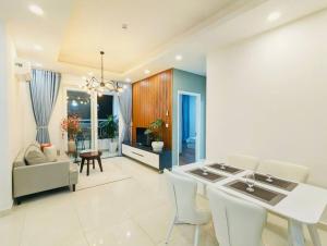 cocina y sala de estar con mesa y sillas en Căn hộ 2PN, 2WC tầng 25 2 bedrooms luxury apartment, en Ho Chi Minh