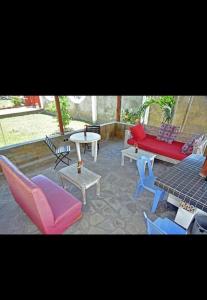 d'une terrasse avec une table et des chaises colorées. dans l'établissement Wembley villla diani beach, à Diani Beach
