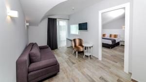 uma sala de estar com um sofá e um quarto em Motto Premium Hotel&Spa em Marmaris