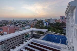 una vista dal balcone di un edificio con piscina di NMS GRAND VIEW TOWER a Pondicherry