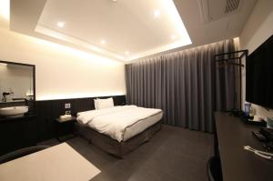 Giường trong phòng chung tại The M Hotel