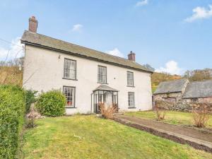 an old white house with a grass yard at 3 bed in Corwen 86266 in Corwen