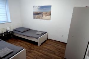 Habitación con 2 camas y una foto en la pared. en Ferienwohnung in zentraler Lage, en Frechen