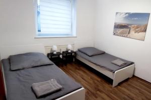 מיטה או מיטות בחדר ב-Ferienwohnung in zentraler Lage