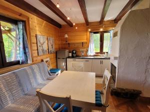 a dining room and kitchen in a tiny house at Chatka Kudłatka in Wetlina