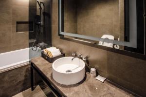 uma casa de banho com um lavatório e um espelho em Hotel The Designers Premier Kondae em Seul