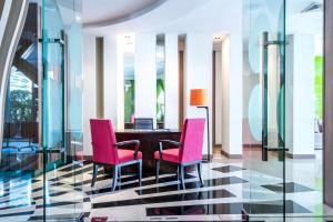 O zonă de relaxare la Hilton Garden Inn Bangkok Silom