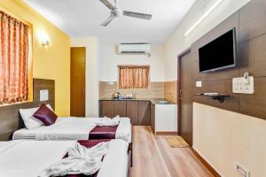 TV a/nebo společenská místnost v ubytování Season 4 Residences -Thiruvanmiyur Near Tidel park Apollo Proton cancer center and IIT Madras Research Park