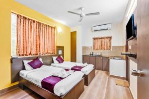 Postel nebo postele na pokoji v ubytování Season 4 Residences -Thiruvanmiyur Near Tidel park Apollo Proton cancer center and IIT Madras Research Park