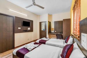 TV a/nebo společenská místnost v ubytování Season 4 Residences -Thiruvanmiyur Near Tidel park Apollo Proton cancer center and IIT Madras Research Park