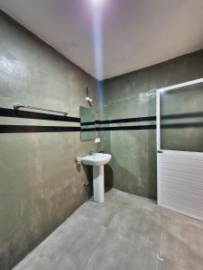 La salle de bains est pourvue de toilettes et d'un lavabo. dans l'établissement GypSea Madiha, à Madihe East