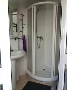 a bathroom with a shower and a sink at Studio mit Meerblick und Nähe zum Strand, WLAN in Torremolinos