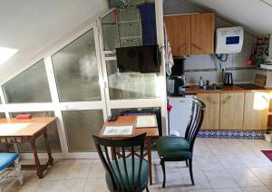 a kitchen with a table and two chairs and a table and a kitchen with at Studio mit Meerblick und Nähe zum Strand, WLAN in Torremolinos