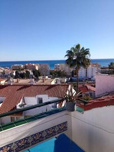 a view of a swimming pool on top of a building at Studio mit Meerblick und Nähe zum Strand, WLAN in Torremolinos