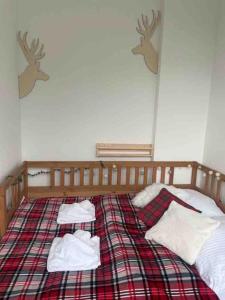 Una cama con dos toallas y cabezas de ciervo. en Klimatyczny lokal w Ustroniu en Ustroń