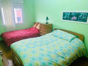 1 Schlafzimmer mit 2 Betten und einer Kommode in der Unterkunft Apartament 3 Bedrooms 80m2 con WIFI Alto Campoo Reinosa Cantabria in Reinosa